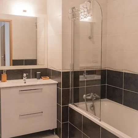 Bella Vista - New Flat With View Confort & Calm Near Geneva 5 Pers דירה
